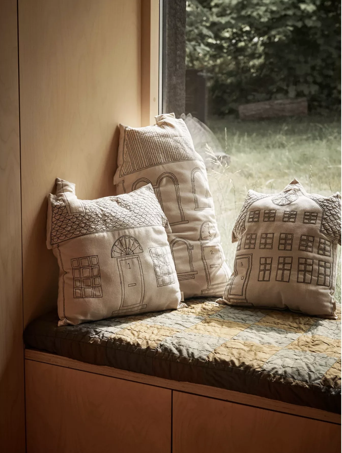 Coussin enfant - Abode windows - Motifs fenêtres – Image 2
